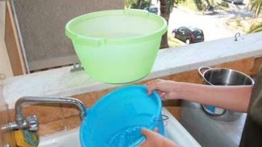 Rifornimento con secchi e tinozze per ovviare alla carenza di acqua