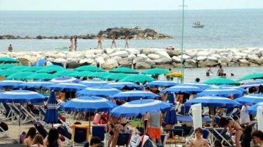 Turisti in spiaggia a Massa: il settore è in crisi