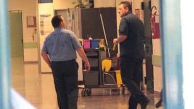 <b>IN CORSIA. </b> Il vescovo Guglielmo Borghetti e don Adorno si allontanano per pregare nella cappella