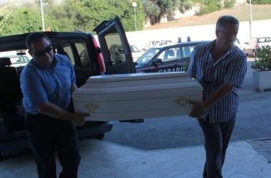 <b>ALLOBITORIO.</b> Una piccola cassa bianca per la salma di Federico 