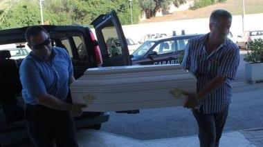 <b>ALL’OBITORIO.</b> Una piccola cassa bianca per la salma di Federico