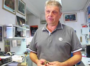 Reagisce all'aggressione e fa arrestare il rapinatore - video