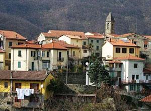 "Arriva l'Apocalisse", e il prete sfascia la chiesa a martellate