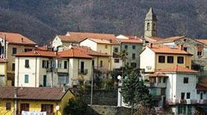 "Arriva l'Apocalisse", e il prete sfascia la chiesa a martellate