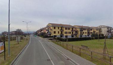 Tutto rovinato il manto stradale di via Marco Polo