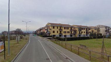 Tutto rovinato il manto stradale di via Marco Polo