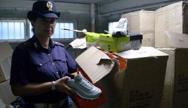 Vende scarpe contraffatte, ambulante finisce nei guai
