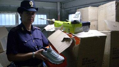 Vende scarpe contraffatte, ambulante finisce nei guai