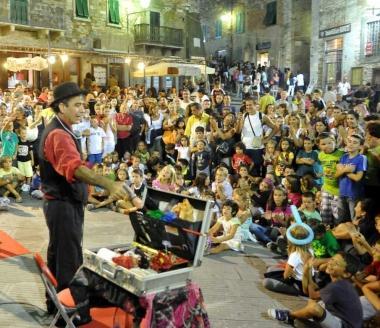 Unartista di strada intrattiene il pubblico di Apritiborgo        