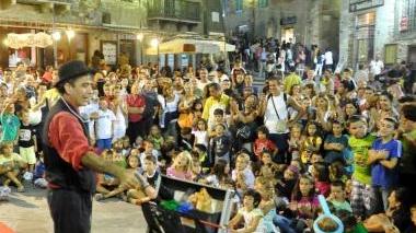 Un’artista di strada intrattiene il pubblico di Apritiborgo