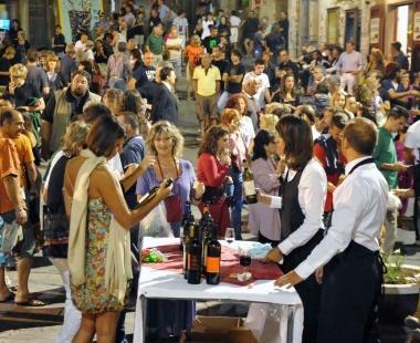 Tanta gente nel centro di Campiglia durante Calici di stelle 