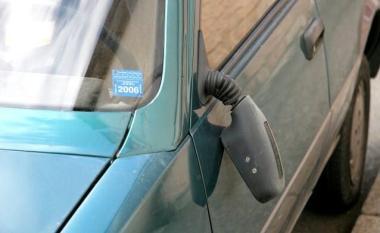 Lo specchietto rotto di unauto: nel mirino un gruppo di rom italiani 