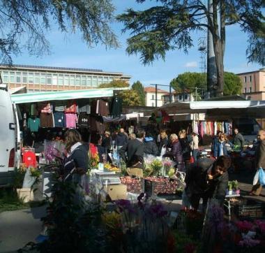 Banchi al mercato ambulante 