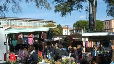 Banchi al mercato ambulante