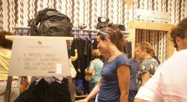 Offerte Outlet in un negozio (foto di archivio) 