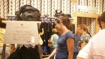 Offerte Outlet in un negozio (foto di archivio)