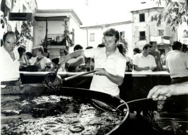 <b>AL LAVORO.</b> La grande padella alla sagra del neccio di Antona 