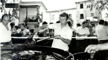<b>AL LAVORO.</b> La grande padella alla sagra del neccio di Antona