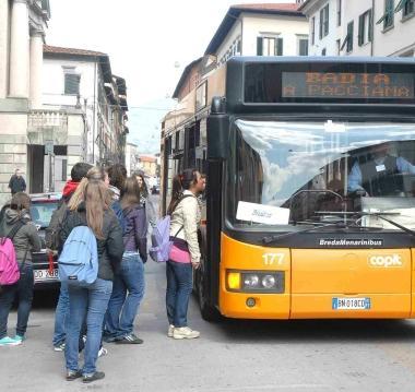 Studenti salgono su un bus Copit 