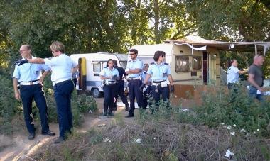 Vigili urbani durante lo sgombero 