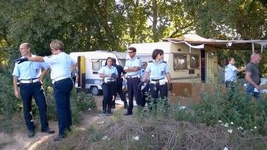 Vigili urbani durante lo sgombero