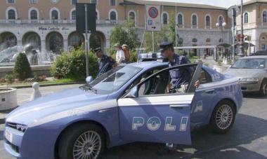 Sopra, il questore dopo un sequestro di hashish e, a sinistra, una pattuglia davanti alla stazione