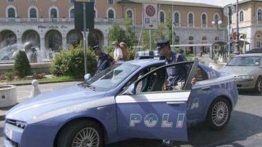 Sopra, il questore dopo un sequestro di hashish e, a sinistra, una pattuglia davanti alla stazione