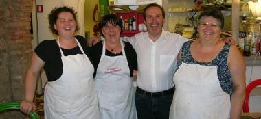 Lazzereschi con le cuoche del ristorante 