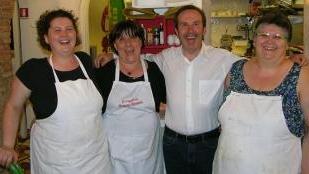 Lazzereschi con le cuoche del ristorante
