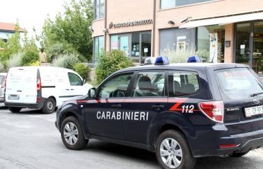 <b>SICUREZZA.</b> Unauto dei carabinieri davanti a una banca (Foto darchivio) 