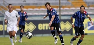 Una fase di Pisa-Bacoli, pi&ugrave; a destra il giovane portiere Sepe   