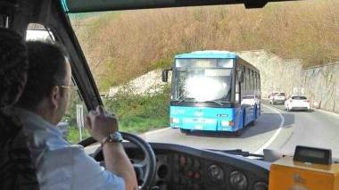 Carluccio Ceccarelli e a destra un bus di linea sulle strade della montagna