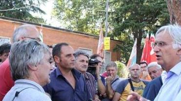<b>L’INCONTRO.</b> Il sindaco parla con gli operai