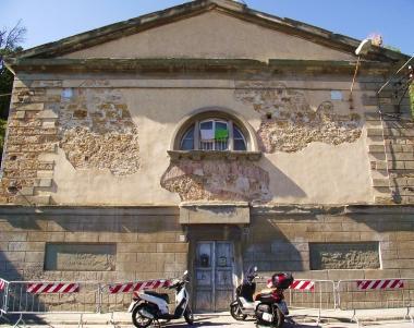 La facciata che d&agrave; su via Mastacchia transennata 