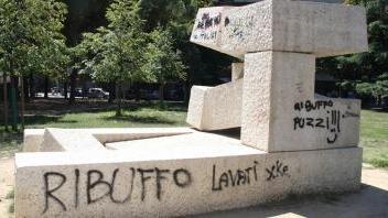 I vandali hanno lasciato il segno anche nei giardini di via Marx