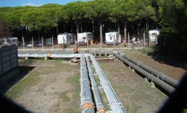 Le tubazioni della Solvay lungo la pineta passano sotto via dei Cavalleggeri, e arrivano vicino alle roulotte 