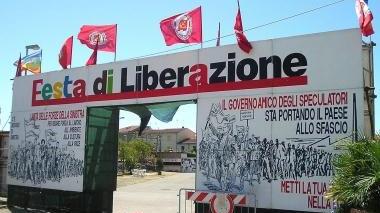 L’ingresso della Festa di Liberazione dove l’uomo stava sistemando la bandiera