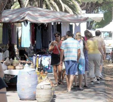 Il mercato degli extracomunitari a Marina 