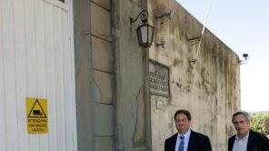 Vittorio Bugli (a destra) e Giacomo Tizzanini all’ingresso dell’Opg