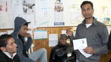 In basso l’assessore Giorgio Silli A destra un gruppo di immigrati in attesa del rinnovo del permesso di soggiorno