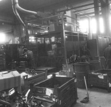 Due operai al lavoro all’interno di una officina meccanica dell’indotto Piaggio