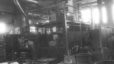 Due operai al lavoro all’interno di una officina meccanica dell’indotto Piaggio