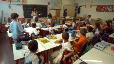 Una maestra tiene la lezione in una scuola elementare