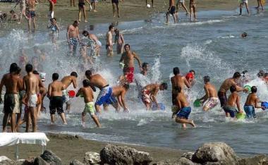Vietati a Ferragosto i gavettoni in spiaggia 