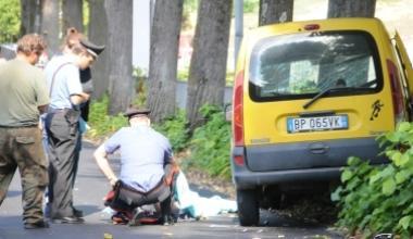 In auto contro un albero per il malore fatale del padre