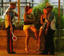 Pugno di ferro sulla prostituzione, multe alle "squillo" che adescano minori