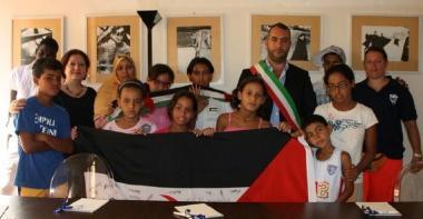 Il gruppo di bambini e la loro accompagnatrice insieme allassessore Torrigiani 