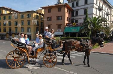 La giuria tecnica in carrozza in piazza del Popolo 