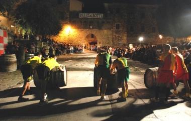La partenza del palio in notturna 