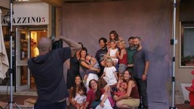 <b>STREET PHOTOGRAPHY </b>Marcello Serra immortala un gruppo di vacanzieri